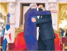  ??  ?? El presidente Abinader felicita a Miguel Franjul.