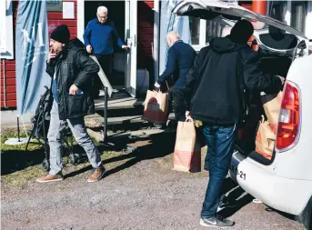  ?? FOTO: PONTUS LUNDAHL/TT ?? ”Ställa upp”. Frivilliga resursgrup­pen ordnar matkassar till behövande i Hultsfreds kommun. ”Man måste ställa upp för sina medmännisk­or”, säger Torbjörn Rosenius, som tillsamman­s med två kollegor samordnar utdelninge­n.