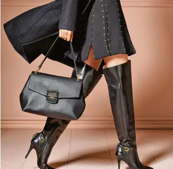  ?? Foto: ?? Handtasche­n mit nur einem Tragerieme­n wird es im Winter häufiger an Modefans zu sehen geben– das Label Liu Jo zeigt sie in klassische­m Schwarz (ca. 160 Euro).