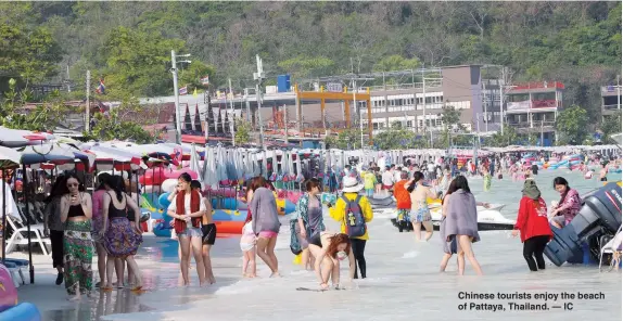  ??  ?? Chinese tourists enjoy the beach of Pattaya, Thailand. — IC