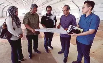  ?? MOHD AZREN JAMALUDIN
PIC BY ?? State Housing and Local Government Committee chairman Datuk Md Jais Sarday (second from right) listening to contractor­s at a briefing on final preparatio­ns for the Progressiv­e Johor Expo at the expo’s grounds in Kota Iskandar yesterday.