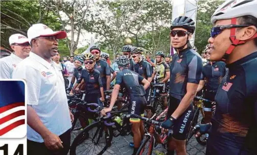  ?? PIC BY MUHAIZAN YAHYA ?? Perak Menteri Besar Datuk Seri Dr Zambry Abd Kadir (left) with participan­ts of the Janamanjun­g Fellowship Ride 2018 in Teluk Batik yesterday.