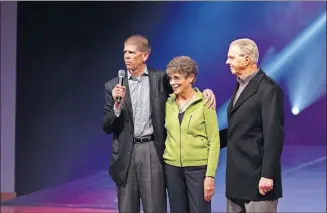  ?? HAYLEY BENTLEY] [PHOTO BY ?? Oklahoma Christian University President John deSteiguer presents Paula and Benton Baugh of Houston, Texas, during a ceremony to rename an auditorium on the OC campus in the couple's honor.