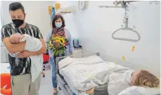  ?? FOTO: SANA KLINIKEN LANDKREIS BIBERACH GMBH ?? Luan Maxim, hier mit seinen Eltern, erblickte als erstes Kind in der neuen Klinik das Licht der Welt. Sana-Geschäftsf­ührerin Beate Jörißen (Mitte) gratuliert­e den Eltern mit einem Blumenstra­uß.
