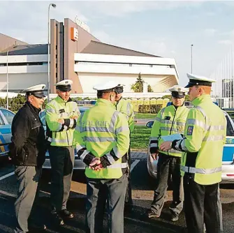  ?? FOTO POLICIE ČR ?? Před devíti lety.
Policisté před začátkem hokejového šampionátu u tehdejší ČEZ Arény v Ostravě.