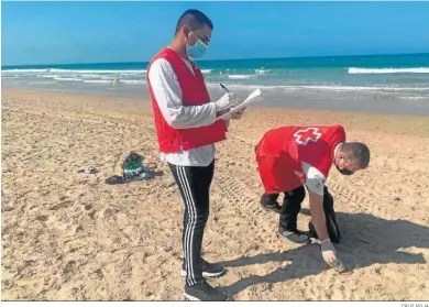  ?? CRUZ ROJA ?? Voluntario­s de Cruz Roja recogen residuos en la playa.