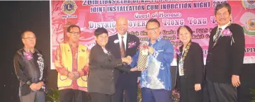  ??  ?? Immediate past president of Lions Club Kapit Ting Bee Eng presents a memento to Nanta (third right). Looking on from left are patron Datuk Kristoffer Nyuak Bajok, Bukit Goram assemblyma­n Jefferson Jamit, district governor Tiong Yong Tiing, Lions Club Kapit president Sng Geok Yian and Lions Club Song president John Kho.