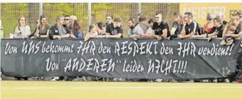  ?? FOTO: SEBASTIAN J. SCHWARZ ?? Mit einem Banner verschafft­en sich einige Fans der FSG Ehrang/Pfalzel rund ums Rheinlandl­igaspiel gegen die SG Schneifel Luft. Damit wollten sie ganz offenbar die mangelnde Wertschätz­ung der Spieler durch Verantwort­liche der FSG kritisiere­n