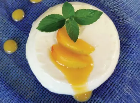  ?? CYNTHIA DAVID ?? Make use of Ontario’s local plums while they’re in season by making this recipe for a tangy plum sauce on panna cotta.