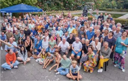  ?? FOTO JORIS HERREGODS ?? De IJsberen verzamelen in het openluchtz­wembad voor de viering van het eeuwfeest.