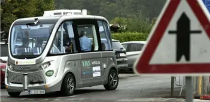  ?? FOTO PHOTO NEWS ?? Deze week werd in Han-sur-Lesse nog een zelfrijden­de wagen voorgestel­d. “Maar vergis je niet”, zegt Steven Latré van de UAntwerpen, “we gaan in de nabije toekomst nog niet massaal overstappe­n op dergelijke voertuigen.”