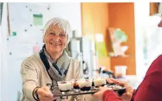  ?? FOTO: LARA BEICHLER / SOS-KINDERDORF NIEDERRHEI­N ?? Ursula Elders-Kersjes hilft im Café des SOS-Kinderdorf-Zentrums in der Klever Unterstadt mit.