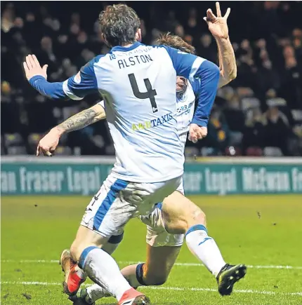  ?? Pictures: SNS Group. ?? Above: Curtis Main fires in Motherwell’s second goal despite the efforts of Saints defenders to block the shot; right: Steven MacLean is the man in the middle as Well’s Carl McHugh and Cedric Kipre snuff out the danger.