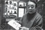  ?? CHENG LIANG / FOR CHINA DAILY ?? Jin Tiehua shows his collection of items related to Chairman Mao Zedong on Thursday.