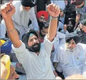  ?? ANIL DAYAL/HT ?? Akali leaders Bikram Singh Majithia and Sukhbir Singh Badal during a protest march; and (right) police use water cannons against party workers trying to cross barricades at rally ground in Sector 25, Chandigarh, on Tuesday.