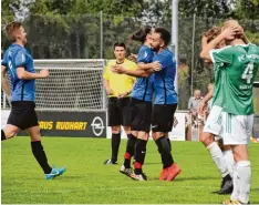  ?? Foto: Gisela Ott ?? Mehmet Ali Taner gratuliert Daniel Stredak (Mitte) zu dessen 1:0 Treffer. Am Ende stand es 2:0 für die Glötter Lilien gegen Horgau.