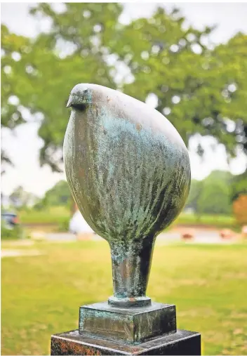  ?? FOTO: LARS HEIDRICH ?? Der Voerder Vogel ist am Wasserschl­oss Haus Voerde zu entdecken. Geerdet ruht sein massiver Körper auf einem säulen-artigen Bein.