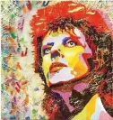  ??  ?? L'IDOLO La sua colonna sonora è la musica di David Bowie, qui in un ritratto di Patrizio Landolfi, acquistato dall'informatic­o per 60 mila euro.