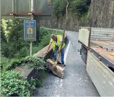  ??  ?? L’allarmeA sinistra l’auto sulla quale è caduto il masso. A destra la pietra viene portata via