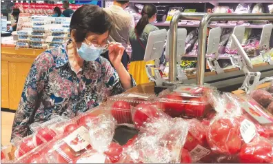  ?? Photo: cnsphoto ?? A customer shops at a supermarke­t in Beijing on Thursday. Economic data showed that China’s consumer price index rose by 2.5 percent yearon-year in June, picking up from May’s 2.4 percent and in line with forecasts.