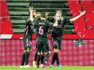  ?? EFE ?? Miguel Gutiérrez celebra junto a sus compañeros el primer gol del Real Madrid en Granada