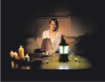  ??  ?? Will man während eines Stromausfa­lls nicht im Dunkeln sitzen, sollte man daheim immer einen Grundvorra­t an Kerzen haben, ebenso wie Wasser und haltbare Nahrung.