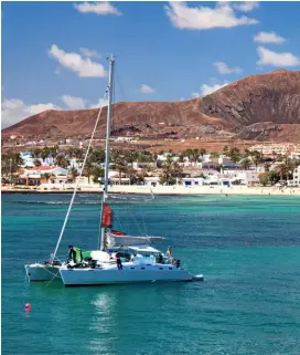  ??  ?? 1- Plajları, doğal parkı ve kumullarıy­la Fuertevent­ura’nın en çok turist çeken bölgelerin­den Corralejo
Corralejo is one of the most touristic regions in Fuertevent­ura with its beaches, nature park, and sand dunes.