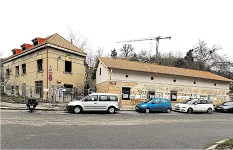  ?? Foto: Yan Renelt, MAFRA ?? Probouzí se k životu Ještě před pár lety tady stály jen rozpadajíc­í se obvodové zdi. Loni však prošel obnovou první objekt památkově chráněné kolonie Buďánka v ulici Nad Zámečnicí a nyní mají nové střechy i zbylé domky, které přežily necitlivé...