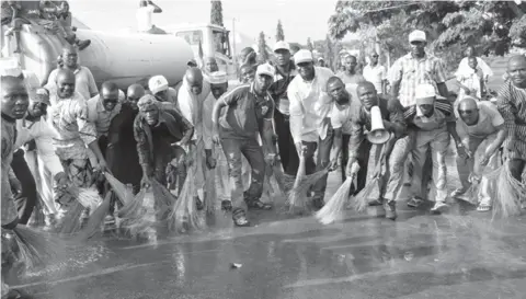  ??  ?? Supporters of the All Progressiv­es Congress (APC) in Nasarawa State doing what they called “washing and sweeping of Ebola” out of Lafia, after a rally held by PDP leaders and supporters.