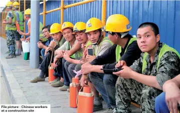  ??  ?? File picture : Chinese workers at a constructi­on site