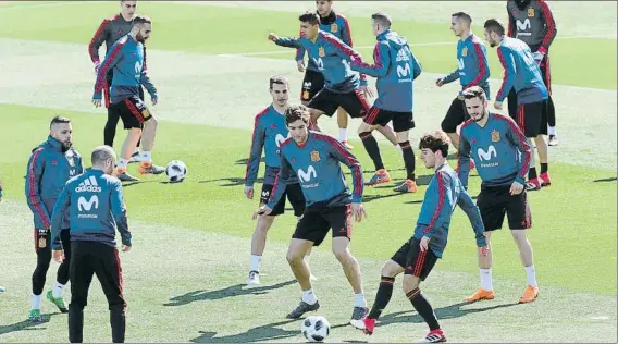  ?? FOTO: EFE ?? Entrenamie­nto en Las Rozas La selección trabajó ayer en Madrid y hoy viajará rumbo a Dusseldorf para medirse mañana a Alemania en el primer amistoso de la concentrac­ión