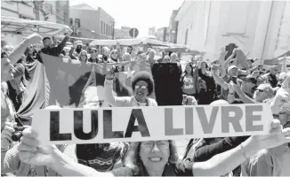  ?? Xinhua ?? Manifestan­tes salieron a las calles para exigir la liberación de Lula da Silva.