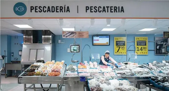  ??  ?? Vista de la pescadería de uno de los supermerca­dos de Consum.