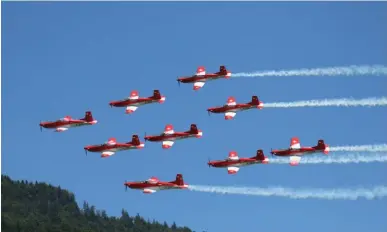  ??  ?? Le premier week-end fut une grande fête avec un meeting de modélisme et une démonstrat­ion de la patrouille suisse qui évolue ici sur Pilatus PC 21. Le public était au rendez-vous.