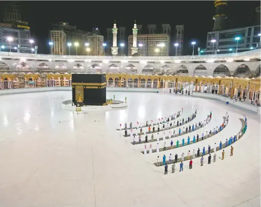  ?? /AFP ?? En el templo Kaaba, el más importante de Arabia Saudita, los adoradores del islam hacen su oración de la mañana