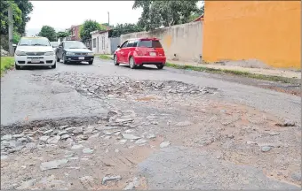  ??  ?? Calle Terport del barrio Cándida Achucarro, una de las que necesitan urgente reparación. Los reclamos de los frentistas son ignorados por la Intendenci­a.