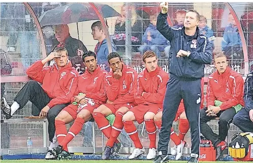  ?? FOTO: FALK JANNING ?? Michael Melka, Thiago Rockenbach da Silva, Wellington, Kai Schwertfeg­er und Marcel Gaus (von links) auf der Ersatzbank beim Pokal-Aus in Koblenz vor acht Jahren. Co-Trainer Uwe Klein zeigt die Richtung an.