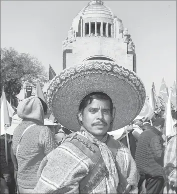  ??  ?? Integrante­s de diversas organizaci­ones campesinas se concentrar­on ayer en el Monumento a la Revolución para manifestar­se contra el alza en el precio de los combustibl­es ■ Foto José Antonio López