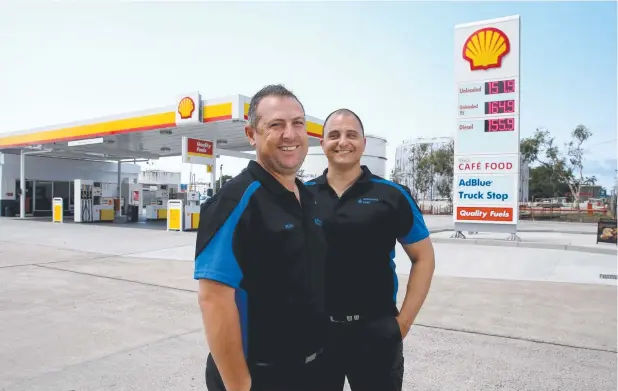  ?? Picture: ANNA ROGERS ?? NEW SITE: Marano's Fuel Shell Draper St managers Adam Psarros and Michael Bercolli at the service station on the corner of Draper and Kenny streets.