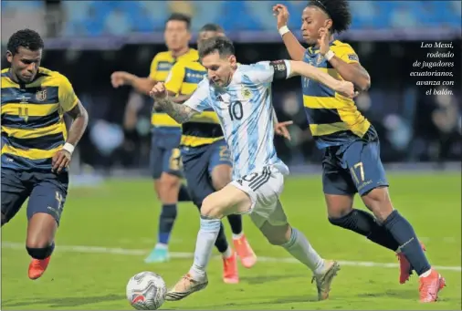  ??  ?? Leo Messi, rodeado de jugadores ecuatorian­os, avanza con el balón.