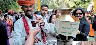  ??  ?? A vendor serves tea in earthen cups to visitors of the Jaipur Literature Festival (JLF) in Jaipur. AFP