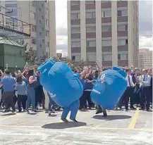  ?? Fotos Reprodução ?? ‘Funk do Gás’ coreografa­da em vídeo de amigos visto por mais de 3,3 milhões; ao centro, tatuagem de rapaz perdedor de uma aposta; e, à dir., mascotes da Ultragaz dançam a música