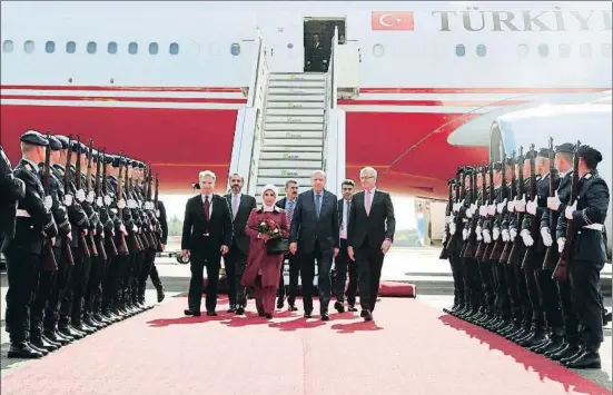  ?? HANDOUT / REUTERS ?? Honores militares. El presidente de Turquía, Recep Tayyip Erdogan, acompañado de su esposa, Emine, es recibido por un destacamen­to militar a su llegada ayer tarde al aeropuerto de Tegel, en Berlín