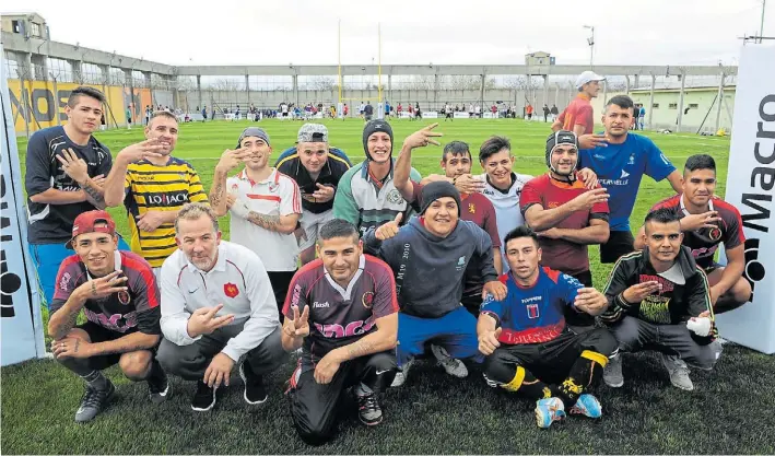  ?? FOTOS DE RUBÉN DIGILIO ?? Sonrisas en el “Coliseo”. En la flamante cancha de césped sintético, parte de Los Espartanos de la Unidad 48 posan haciendo la “E” de su equipo con sus manos.