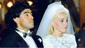  ?? (Ap) ?? Sposi
Diego Maradona e Claudia Villafane nel giorno del loro matrimonio, celebrato a Buenos Aires il 7 novembre 1989