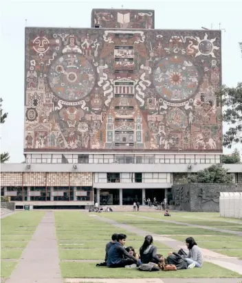  ??  ?? El mural de más de 4 mil metros cuadrados que Juan O’Gorman plasmó en la Biblioteca Central es un ícono de CU.