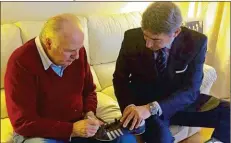  ?? ?? ÍDOLO. Silvio Marzolini, leyenda de Boca, le regaló su botín autografia­do, que está en su museo privado. Rosatti escribió cuatro libros sobre la historia del club de la ribera.