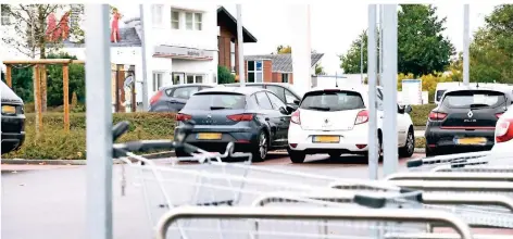  ?? FOTO: KNAPPE ?? Discounter im Gewerbegeb­iet Dam in Niederkrüc­hten sind bei Niederländ­ern beliebtes Ziel zum Einkaufen. Ein Blick auf die Parkplätze beweist das.