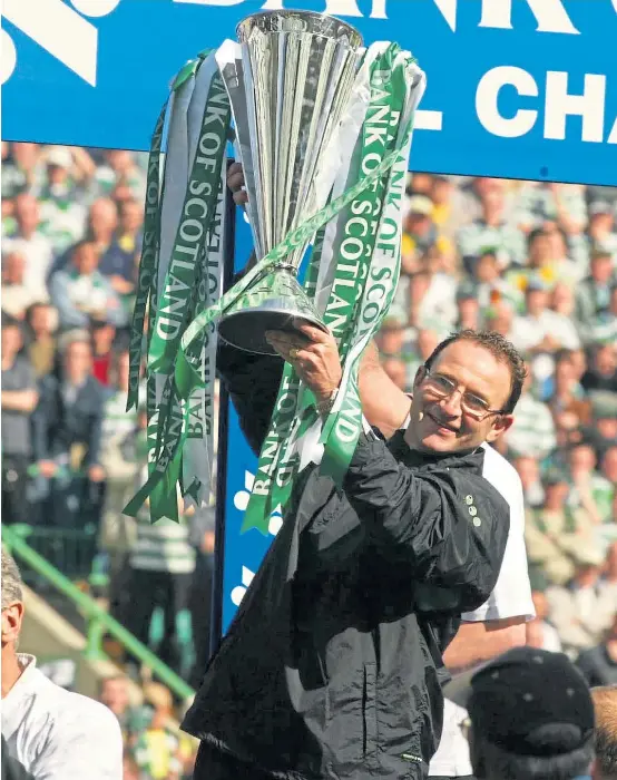  ?? ?? Martin O’neill lifts the 200102 league trophy during his first spell in charge when he had the likes of Alan Thompson, Henrik Larsson and Lubo Moravcik (right) in his team.