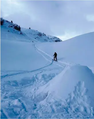  ?? ?? Départ en randonnée après une nuit en igloo, ici dans le Dévoluy.